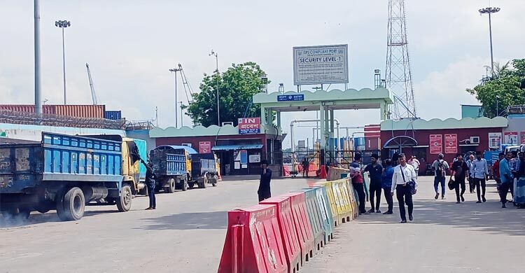 শ্রমিকদের কর্মবিরতিতে অচল চট্টগ্রাম বন্দর
