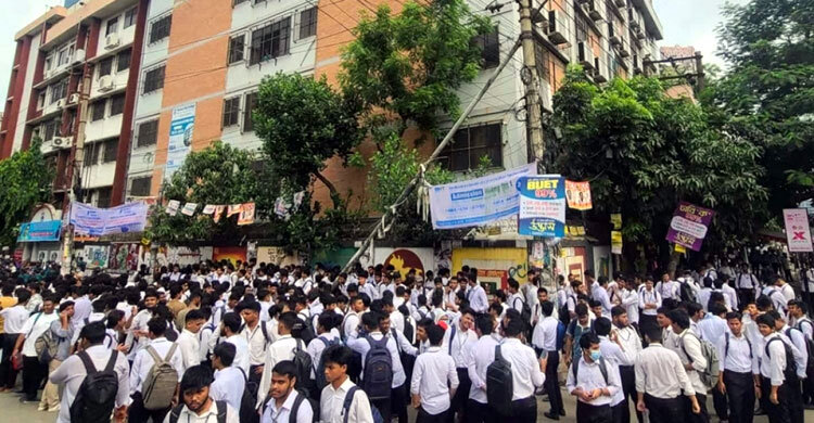 অধ্যক্ষের পদত্যাগ দাবিতে শুক্রবারও শিক্ষার্থীদের বিক্ষোভ