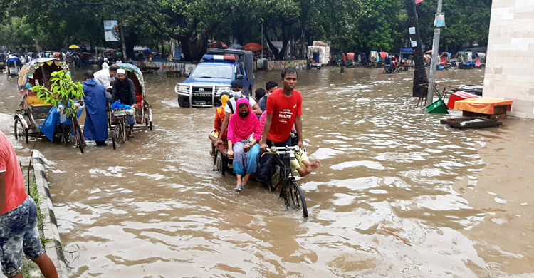 শরতের বৃষ্টিতেও ঢাকায় জলাবদ্ধতা, কাজে আসছে না কোনো উদ্যোগ