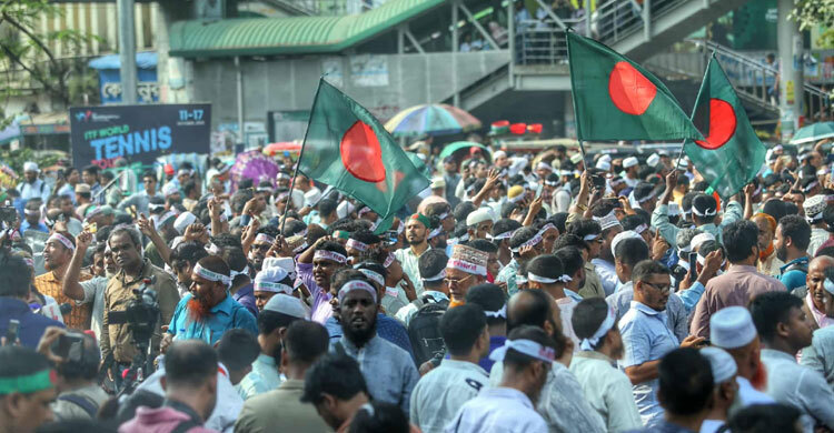 উত্তাল দুপুর, শিক্ষকদের ব্লকেডে থেমে গেলো শহরের হৃদস্পন্দন