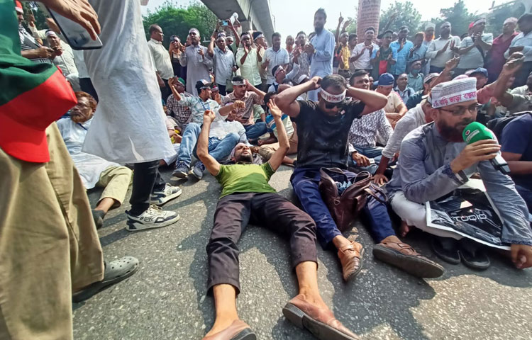 উত্তাল দুপুর, শিক্ষকদের ব্লকেডে থেমে গেল শহরের হৃদস্পন্দন