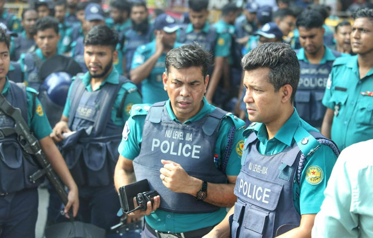 উত্তাল দুপুর, শিক্ষকদের ব্লকেডে থেমে গেল শহরের হৃদস্পন্দন