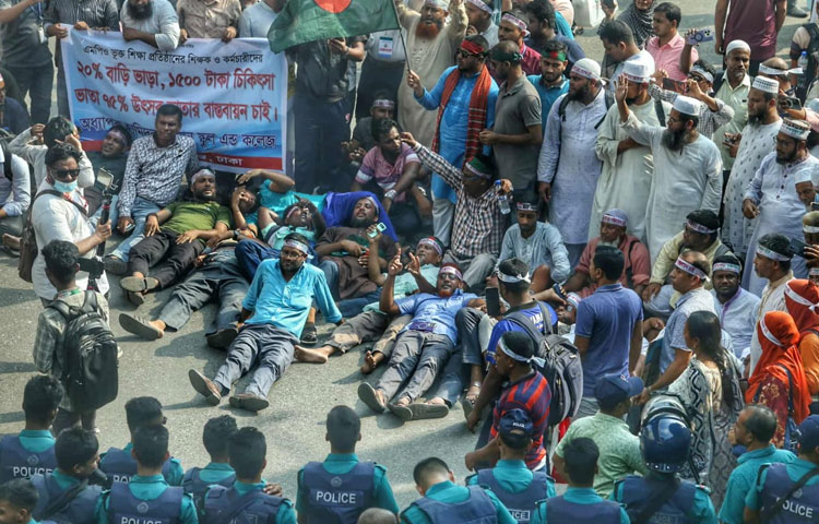 উত্তাল দুপুর, শিক্ষকদের ব্লকেডে থেমে গেল শহরের হৃদস্পন্দন