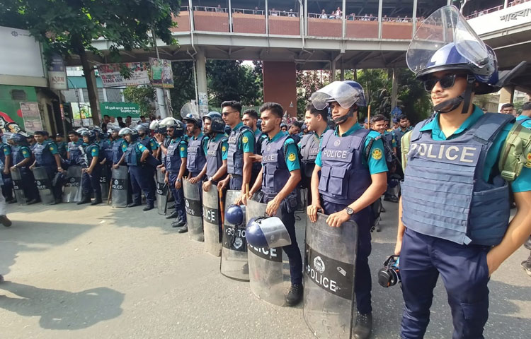 উত্তাল দুপুর, শিক্ষকদের ব্লকেডে থেমে গেল শহরের হৃদস্পন্দন