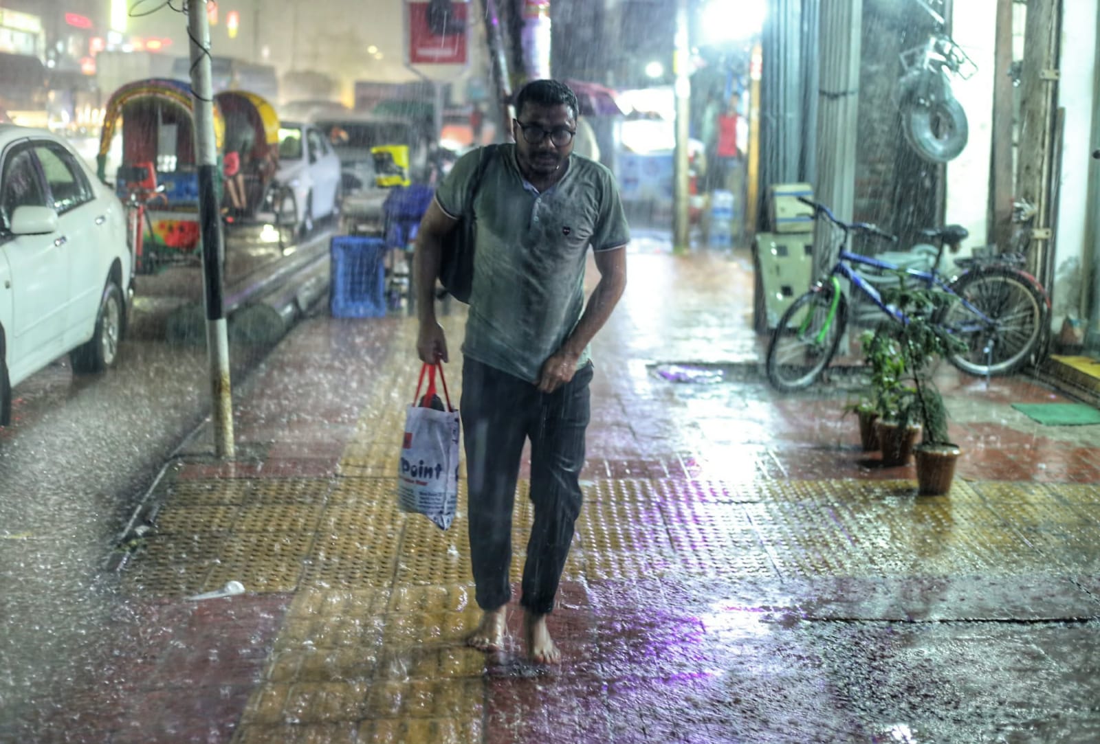 ঝুম বৃষ্টিতে ভিজে শহরের ক্লান্তি আর সুখ