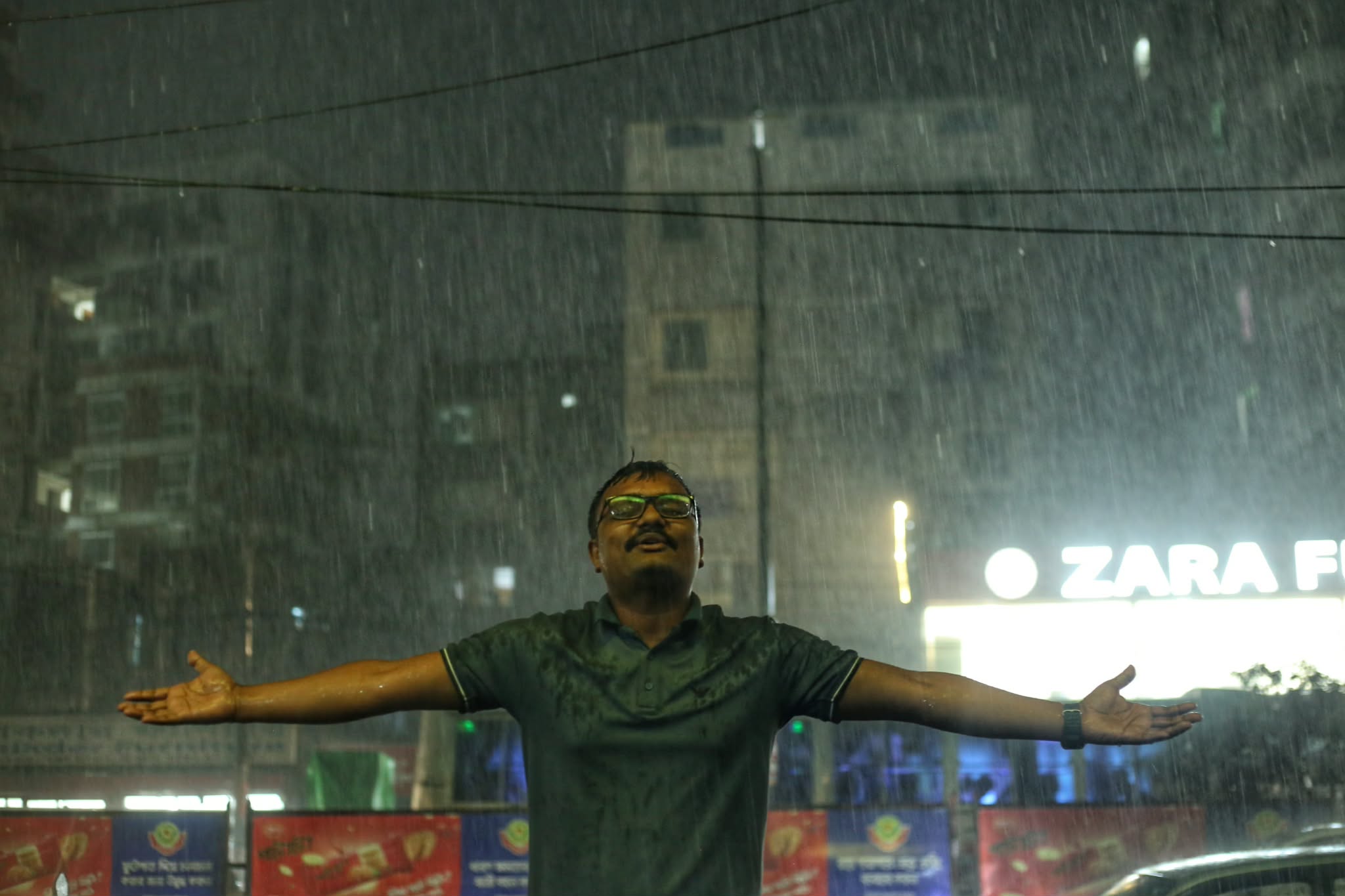 ঝুম বৃষ্টিতে ভিজে শহরের ক্লান্তি আর সুখ
