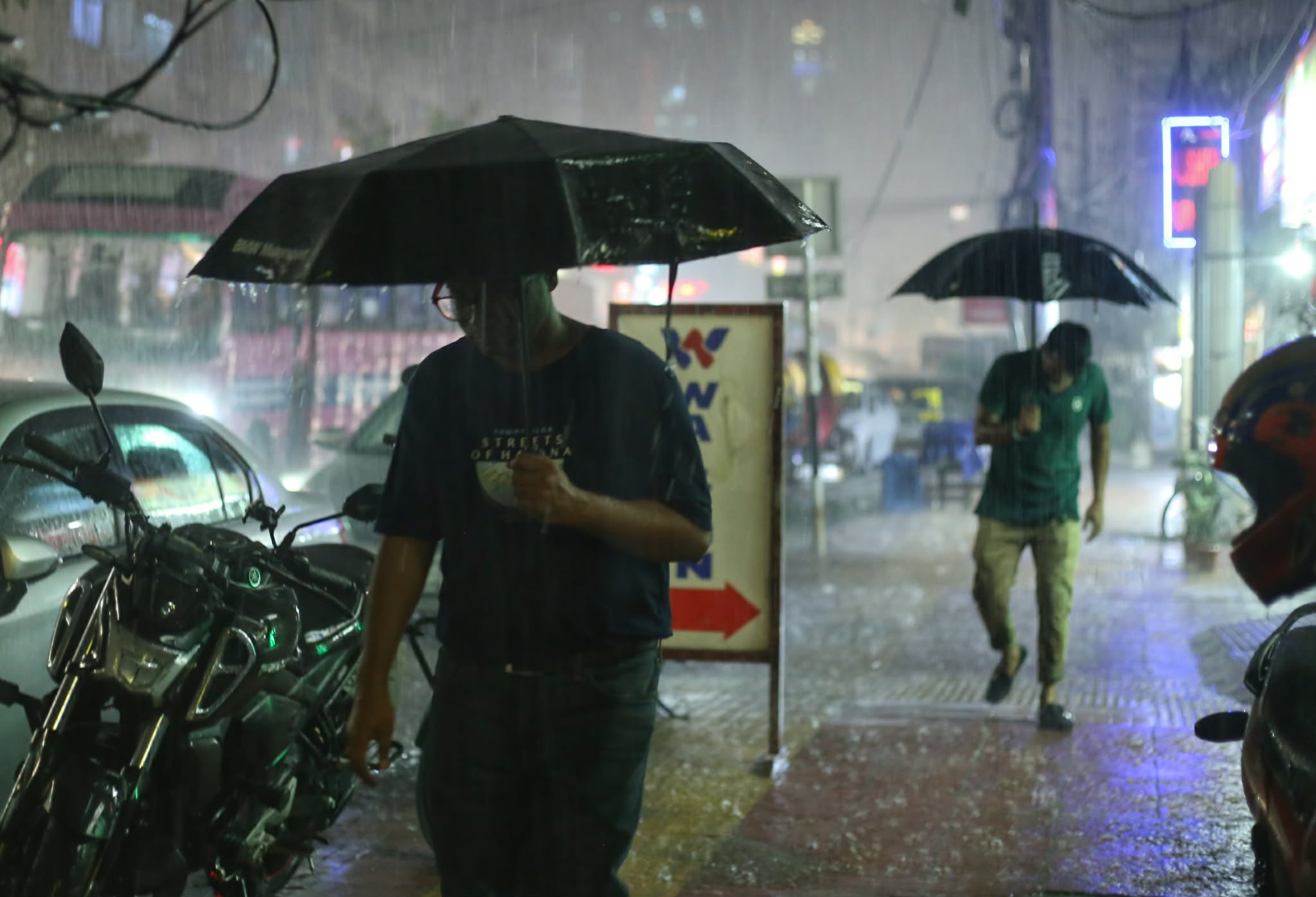 ঝুম বৃষ্টিতে ভিজে শহরের ক্লান্তি আর সুখ