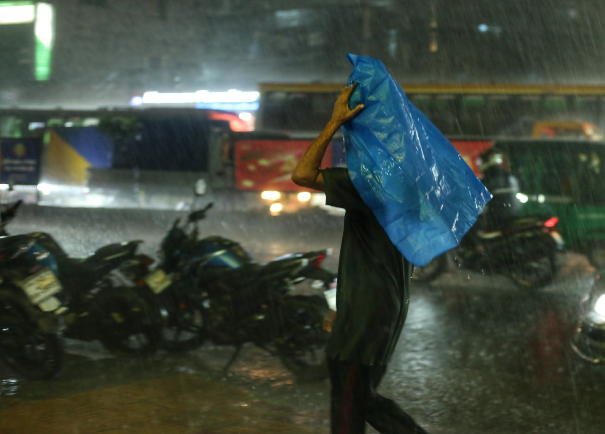 ঝুম বৃষ্টিতে ভিজে শহরের ক্লান্তি আর সুখ