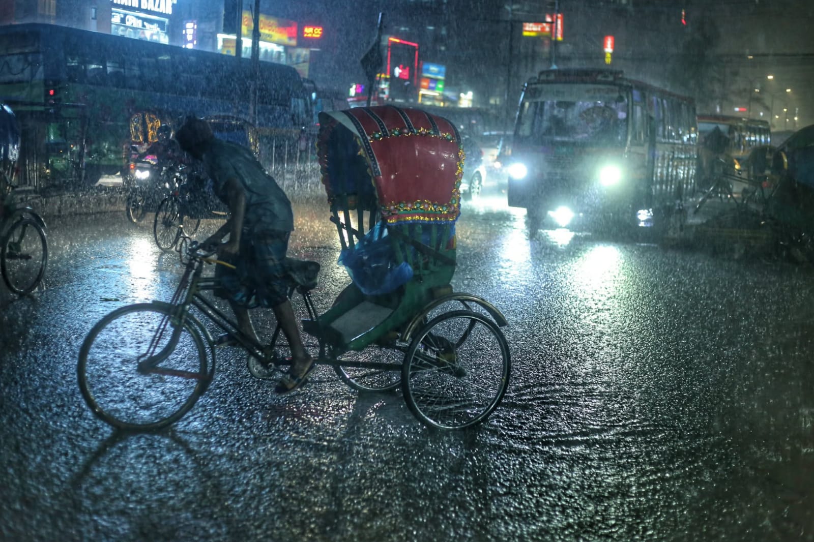ঝুম বৃষ্টিতে ভিজে শহরের ক্লান্তি আর সুখ