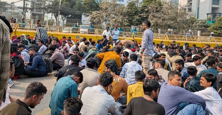 নির্বাচন কমিশন কার্যালয়ের সামনে ছাত্রদলের অবস্থান