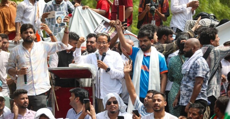 ভারতজুড়ে বিক্ষোভের হুমকি তেলাপোকা পার্টির প্রধানের