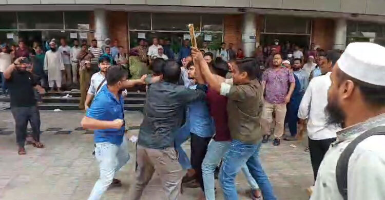 চক্ষু বিজ্ঞানে কর্মবিরতির মধ্যে সেবাপ্রার্থীদের সঙ্গে মারামারি