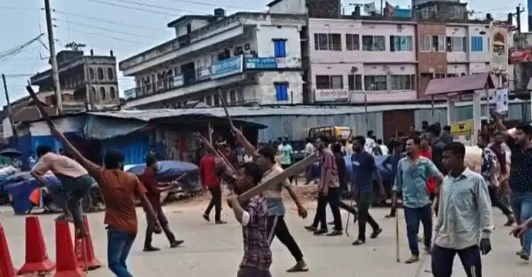 মৌলভীবাজারে অটোরিকশা-মাইক্রোবাস চালকদের মধ্যে দফায় দফায় সংঘর্ষ