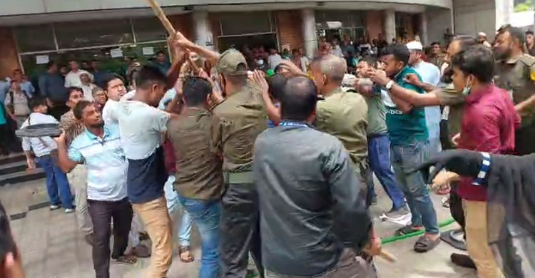 চক্ষু বিজ্ঞানে কর্মবিরতির মধ্যে সেবাপ্রার্থীদের সঙ্গে মারামারি