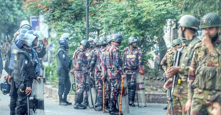 ধানমন্ডি ৩২ নম্বরে সংঘর্ষ, পুলিশের সাউন্ড গ্রেনেড