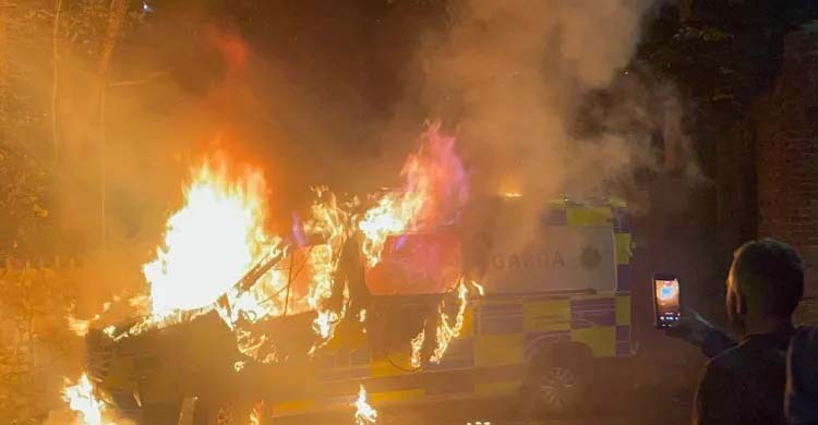 আয়ারল্যান্ডে অভিবাসনবিরোধী বিক্ষোভে সংঘর্ষ, পুলিশের গাড়িতে আগুন