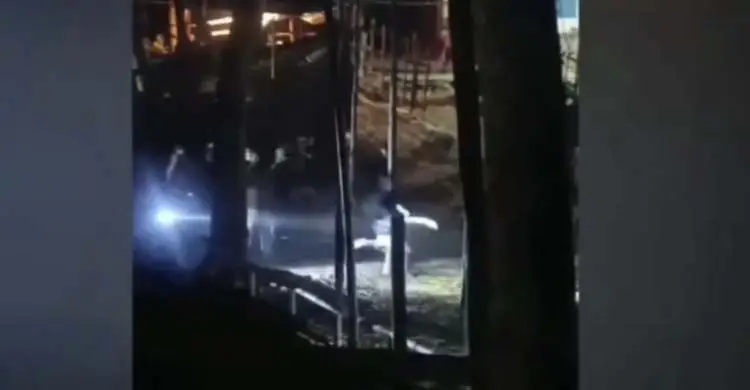 টর্চলাইট জ্বালিয়ে দুই পক্ষের সংঘর্ষে আহত ১০, বাড়িঘর ভাঙচুর