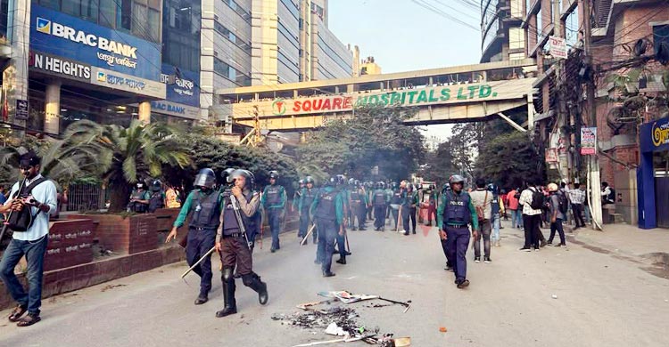 ধানমন্ডি ৩২ নম্বরে সংঘর্ষ, পুলিশের সাউন্ড গ্রেনেড