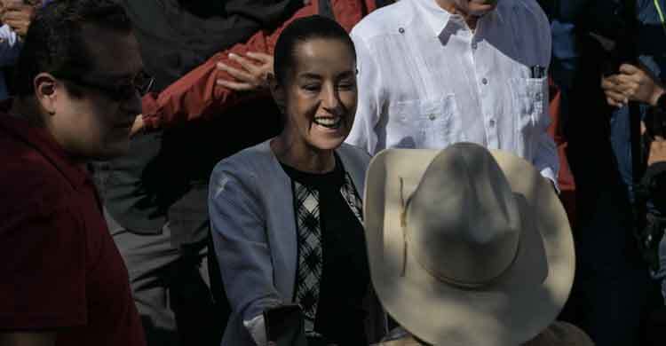 মেক্সিকোর প্রেসিডেন্টকে চুমু খাওয়ার চেষ্টা, গ্রেফতার ১