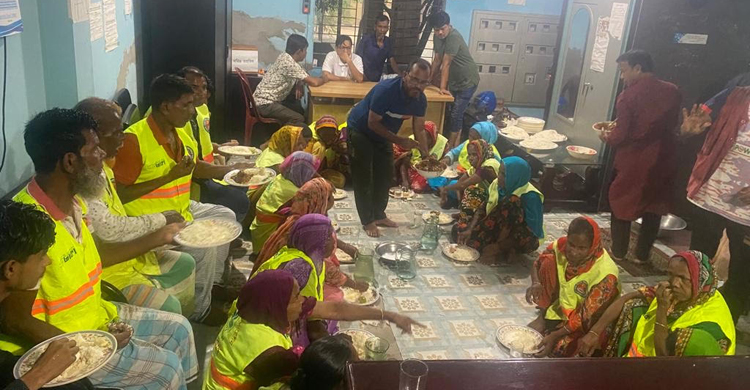 সময়মতো বর্জ্য অপসারণ করায় মধ্যাহ্নভোজ করালো ডিএনসিসি