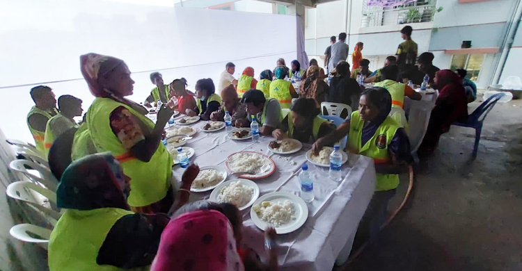 সময়মতো বর্জ্য অপসারণ করায় মধ্যাহ্নভোজ করালো ডিএনসিসি