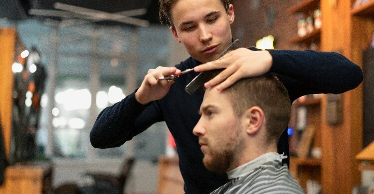 চুল কাটার পর অজু না করে নামাজ পড়া যাবে?