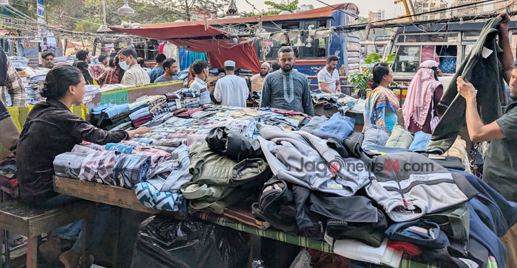 মিরপুরের ফুটপাতে শীতের পোশাকের পসরা