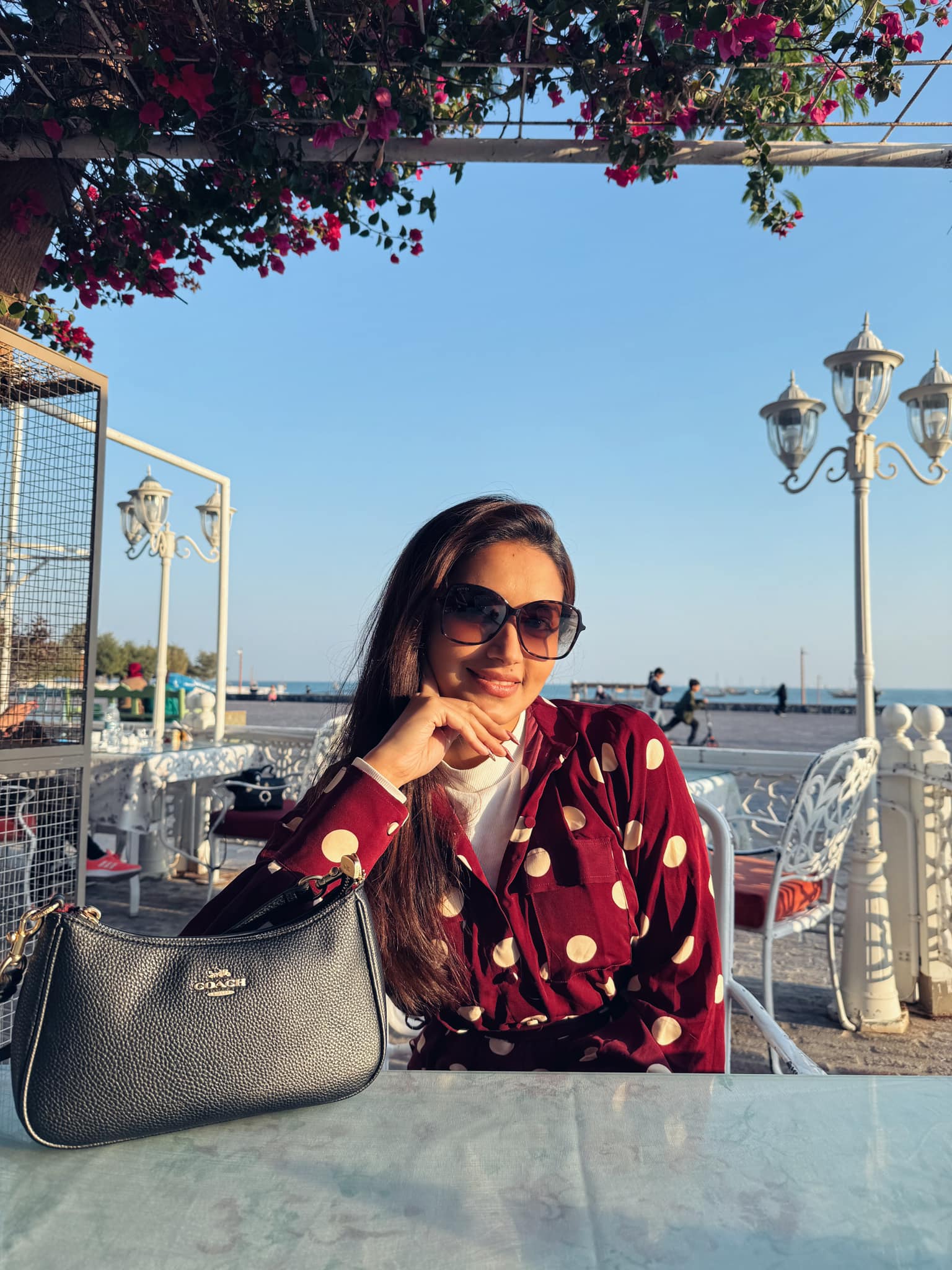 হালকা শীতে যেসব পোশাকে দেখাবে স্টাইলিশ