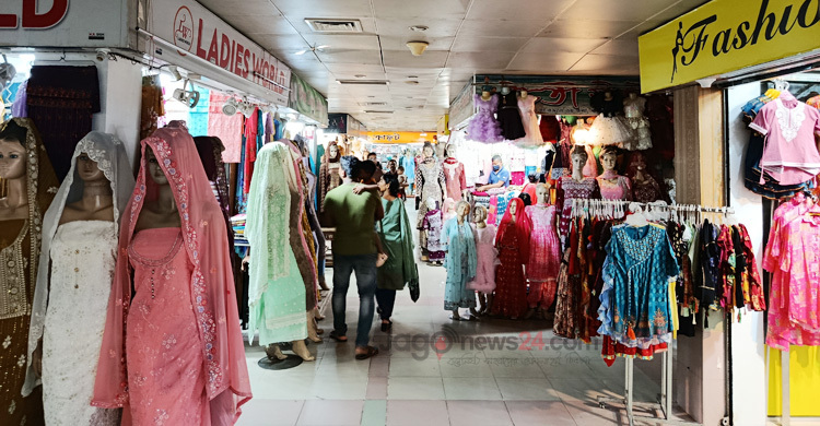 পোশাকের দোকানে ছুটছেন ক্রেতারা, দাম কম দাবি বিক্রেতাদের