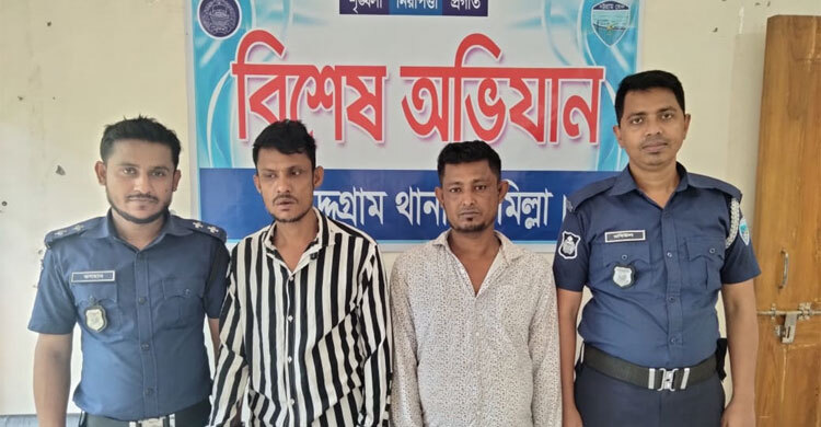 বাসযাত্রীকে অজ্ঞান করে টাকা লুট, দুই যুবক আটক