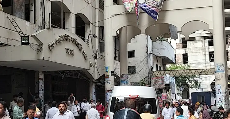 ব্যস্ততম আদালত পাড়া