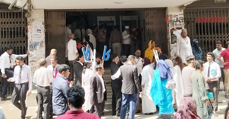 আরও পড়ুন ঢাকা বার নির্বাচন ২৯-৩০ এপ্রিল দুই মিনিটের বক্তব্যে অনেক প্রতিশ্রুতি দিয়ে ভোট চাইলেন প্রার্থীরা সুপ্রিম কোর্ট বার নির্বাচনে বিএনপি সমর্থিত প্যানেল ঘোষণা