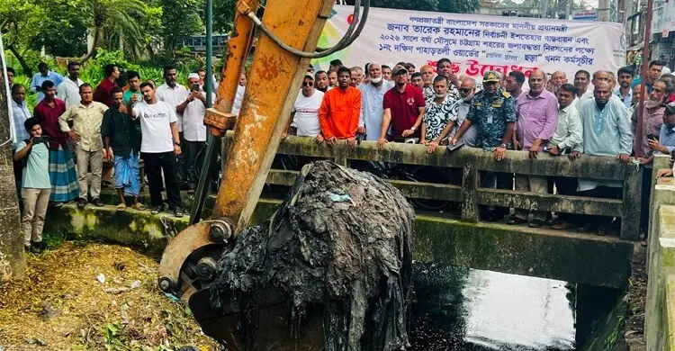 খাল দখলদারদের স্বেচ্ছায় সরে যেতে হবে, না হলে আইনি ব্যবস্থা
