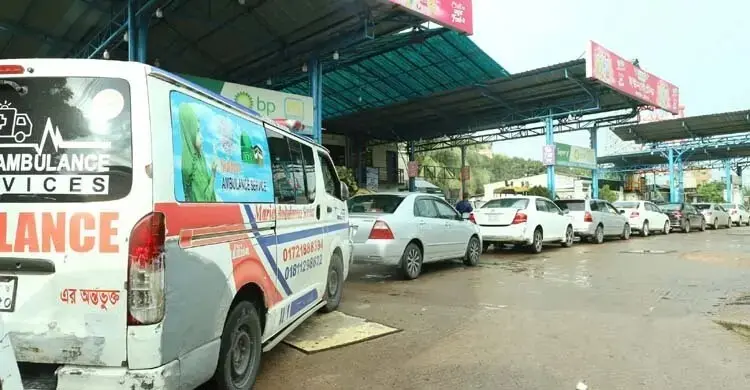 রাত কেটে যায় গ্যাসের লাইনে, ‘দাম বাড়ানোর পাঁয়তারা’ বলছেন ভুক্তভোগীরা
