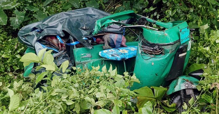 রেললাইনে বিকল অটোরিকশা, ট্রেনের ধাক্কায় প্রাণ গেলো মা-মেয়ের