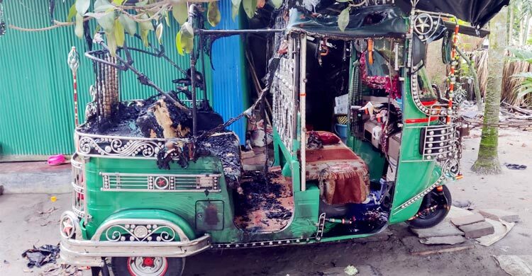 বিয়ের প্রস্তাব প্রত্যাখ্যান করায় অটোরিকশায় আগুন