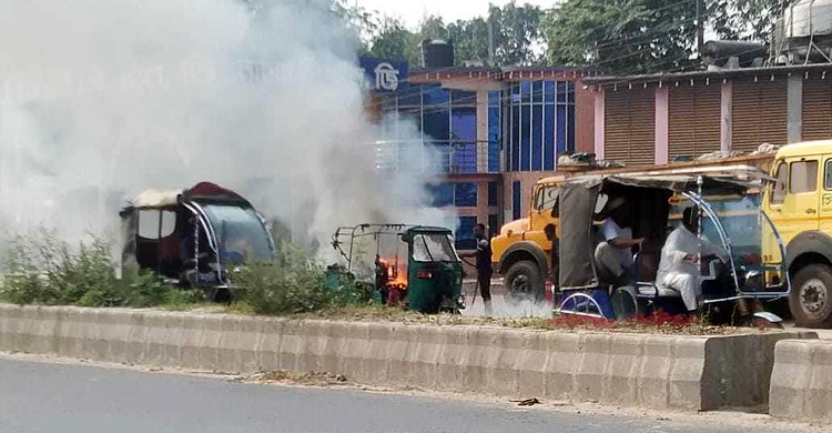‘আমি কার কী ক্ষতি করেছি, কেন আমার গাড়ি পুড়িয়ে দিলো’