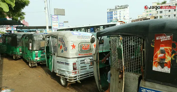 সিএনজি নেওয়ার অপেক্ষায় অটোরিকশার সারি, ফাইল ছবি