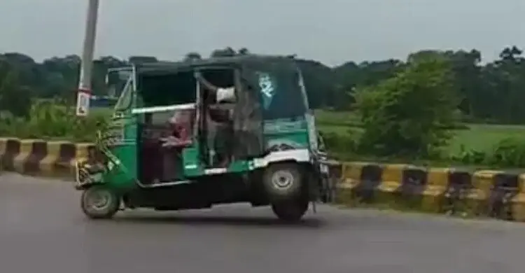 চলন্ত গাড়ি ভাঙচুর, মানসিক ভারসাম্যহীন যুবককে গণপিটুনি