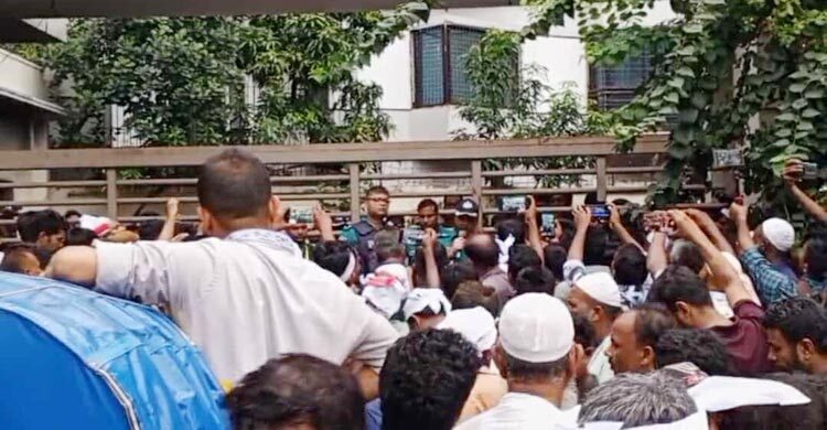 অটোরিকশা চালকদের অবরোধ, আলোচনার আহ্বান জানিয়ে সড়ক ছাড়ার অনুরোধ