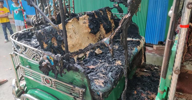 বিয়ের প্রস্তাব প্রত্যাখ্যান করায় অটোরিকশায় আগুন