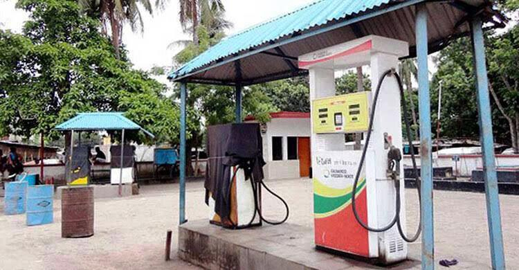 Truck gas cylinder explodes during refuelling, helper killed