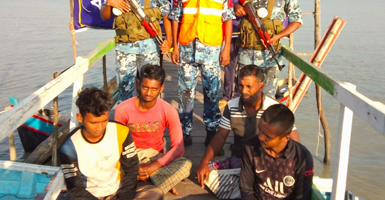 ভাসমান ট্রলার থেকে ৪ জেলে উদ্ধার