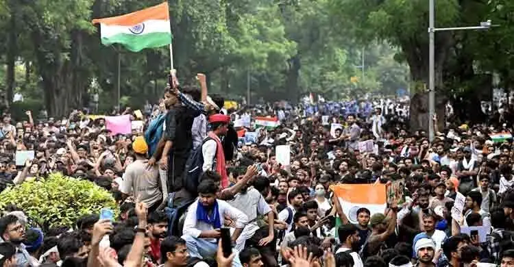 দিল্লিতে জনসমুদ্রে পরিণত হয়েছে ককরোচ পার্টির ‘লং মার্চ টু পার্লামেন্ট’