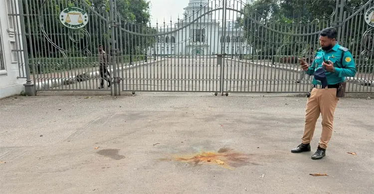৭ আসামির মৃত্যুদণ্ডের পর সুপ্রিম কোর্টের সামনে ককটেল বিস্ফোরণ