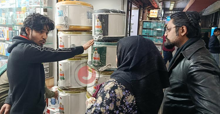 শীত কমানোর যন্ত্রপাতির খোঁজে মানুষ, বেড়েছে বিক্রি