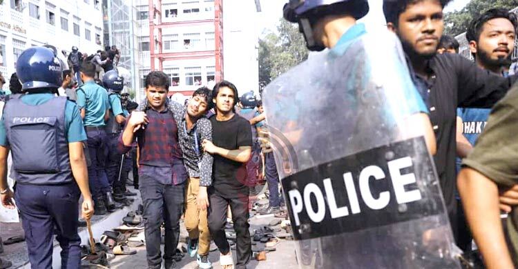 আইনশৃঙ্খলা বাহিনী-শিক্ষার্থীদের পাল্টাপাল্টি ধাওয়ায় আহত ৮৫