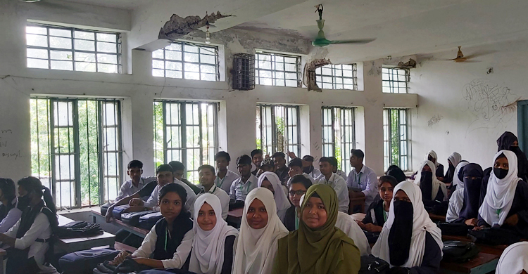ঝুঁকিপূর্ণ ভবনে পাঠদান, আতঙ্কে থাকেন শিক্ষার্থীরা