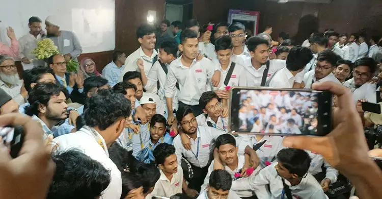 সংঘর্ষ এড়াতে ঢাকা ও আইডিয়াল কলেজের মধ্যে ‘শান্তি চুক্তি’