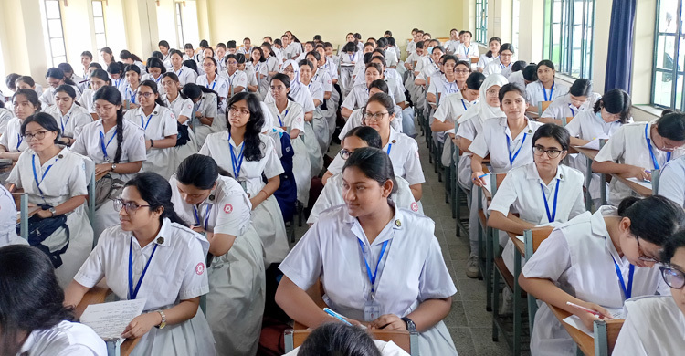 হলি ক্রস কলেজে একাদশে ভর্তির ফল প্রকাশ